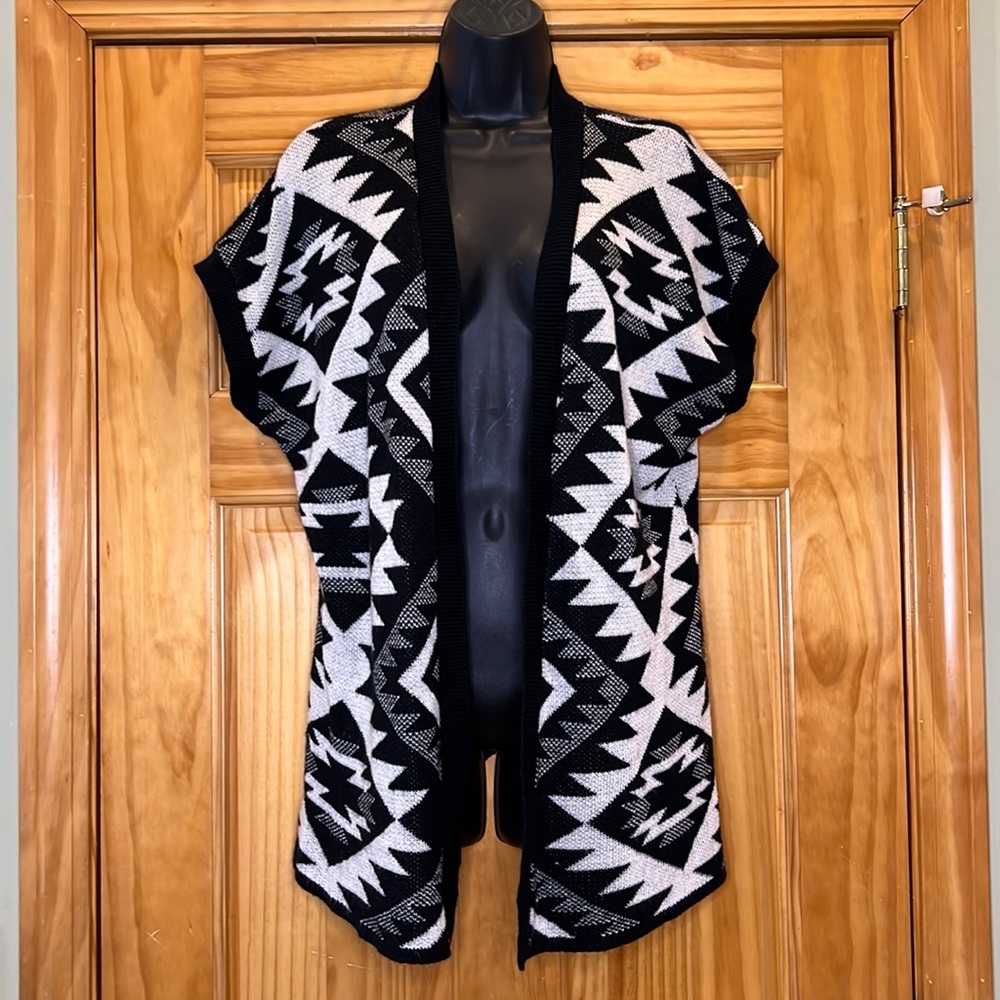 NEW Kirra Black & White Aztec Print Short Sleeve Open Front Cardigan Sweater